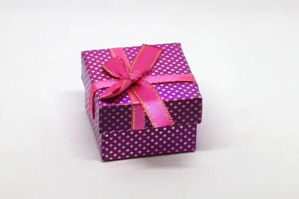 Purple Gift Box White Dots Red Ribbon Bow — Stock Photo, Image