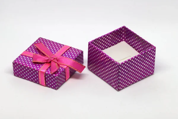 Caja Regalo Púrpura Con Puntos Blancos Cinta Roja Con Lazo —  Fotos de Stock