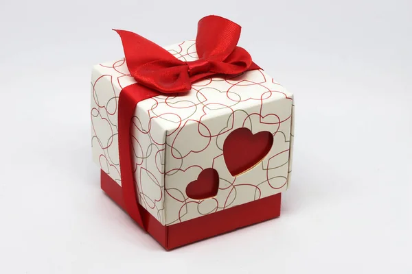 Красно Белая Подарочная Коробка Сердцами Красная Лента Луком — стоковое фото