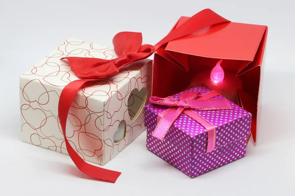 Cajas Regalo Rojas Blancas Purpuras Con Corazones Cinta Roja Con —  Fotos de Stock