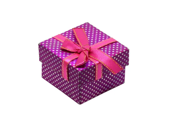 Фиолетовый Подарочная Коробка Белыми Точками Красной Лентой Луком Изолированы Белом — стоковое фото