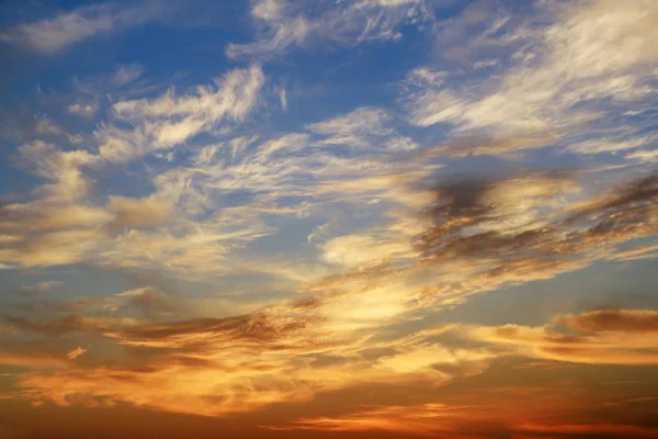 Όμορφο Πλάνο Του Ουρανού Κατά Ηλιοβασίλεμα Ασυνήθιστο Χρώμα Και Σύννεφα Φωτογραφία Αρχείου