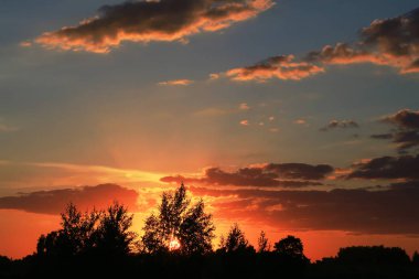 Büyülü yüksek karşıtlık atış günbatımı güzel bulutlar ile.