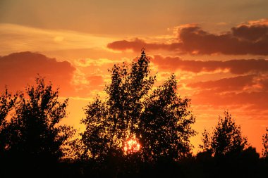 Büyülü yüksek karşıtlık atış günbatımı güzel bulutlar ile.