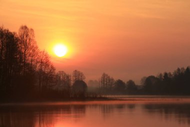 Göl üzerinde olağandışı muhteşem gündoğumu.