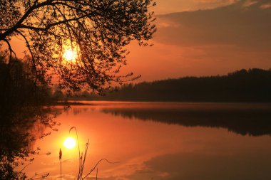 Göl üzerinde olağandışı muhteşem gündoğumu.
