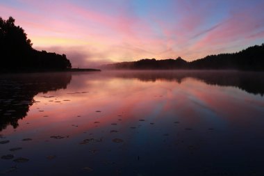 Göl üzerinde olağandışı muhteşem gündoğumu.