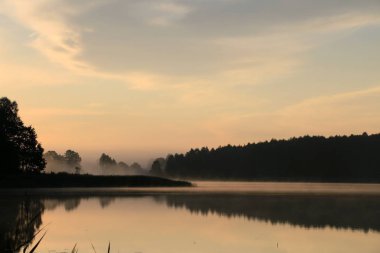 Göl üzerinde olağandışı muhteşem gündoğumu.
