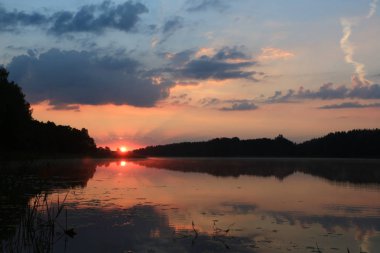 Göl üzerinde olağandışı muhteşem gündoğumu.