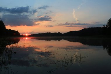 Göl üzerinde olağandışı muhteşem gündoğumu.