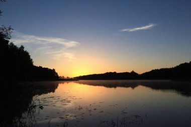 Göl üzerinde olağandışı muhteşem gündoğumu.