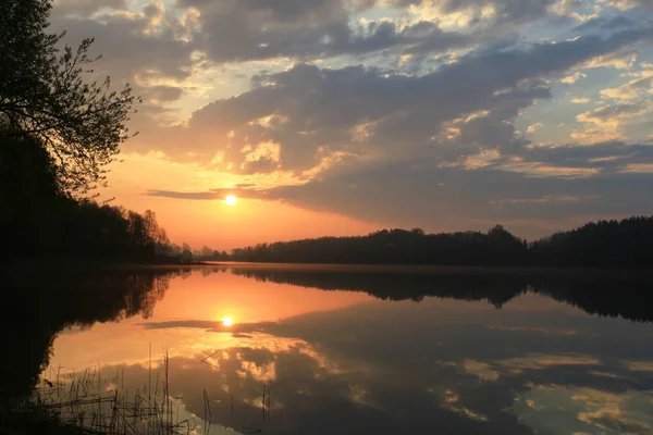 Необычный Сказочный Восход Солнца Над Озером — стоковое фото