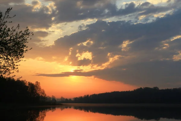 Необычный Сказочный Восход Солнца Над Озером — стоковое фото