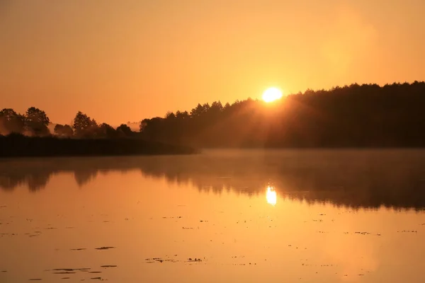 Ασυνήθιστο Υπέροχη Ανατολή Του Ήλιου Πάνω Από Λίμνη Εικόνα Αρχείου