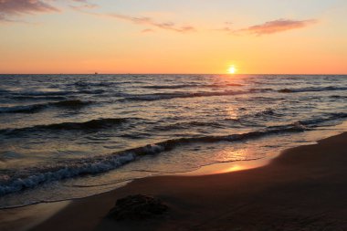Güzel koyu kırmızı günbatımı Baltık Denizi'ndeki Sventoji, Litvanya.