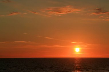 Güzel koyu kırmızı günbatımı Baltık Denizi'ndeki Sventoji, Litvanya.