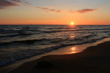 Güzel koyu kırmızı günbatımı Baltık Denizi'ndeki Sventoji, Litvanya.