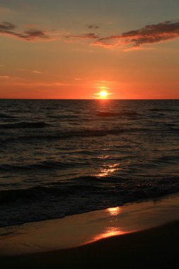 Güzel koyu kırmızı günbatımı Baltık Denizi'ndeki Sventoji, Litvanya.