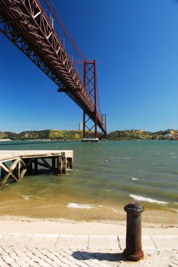 De Ponte kırmızı köprü 25 de abril Lizbon, Portekiz, güzel mavi su ve gökyüzü ile Cristo rei adlı metin için yer Güney üzerinde arka plan ile altından göster 