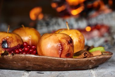 Kahvaltı ile pişmiş elma