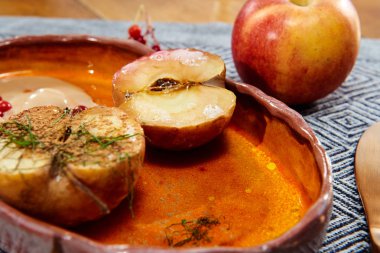 Sabah kahvaltı pişmiş elma ile