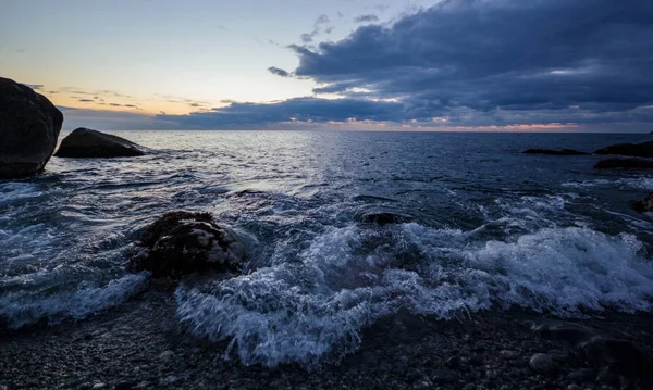 Şafakta büyük dalgalar deniz üzerinde