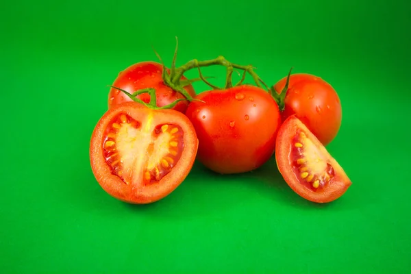 Frische Rote Tomaten Auf Grünem Rücken — Stockfoto