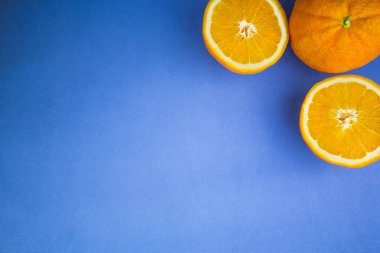 üstünde mavi sırt taze portakal