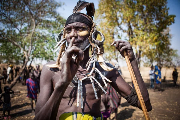 Mursi Mann in Dorf in der Nähe von jinka — Stockfoto