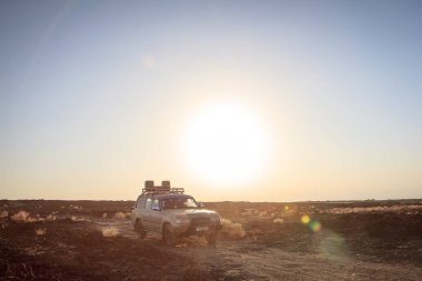 4 x 4 araba Danakil depresyon, Etiyopya haldeki volkan giderken çöl geçiş. Mercek parlaması ile güneşin karşı vurdu. Ocak 2018