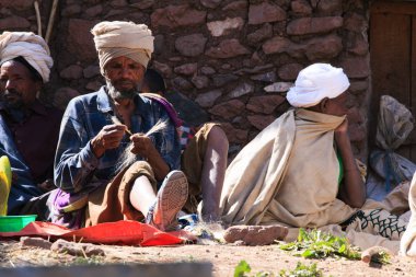 Lalibela, Etiyopya - Ocak 2018. Karşıdan karşıya tüm Etiyopya Ortodoks Noel kutlamaları hafta gelen Hıristiyan piligrims Lalibela içinde.