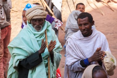 Lalibela, Etiyopya - Ocak 2018. Karşıdan karşıya tüm Etiyopya Ortodoks Noel kutlamaları hafta gelen Hıristiyan piligrims Lalibela içinde.