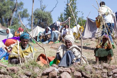 Lalibela, Etiyopya - Ocak 2018. Karşıdan karşıya tüm Etiyopya Ortodoks Noel kutlamaları hafta gelen Hıristiyan piligrims Lalibela içinde.