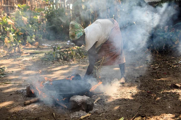 暖炉でインジェラを料理アリ族の女性 ジンカ オモ川渓谷 エチオピア 2018 — ストック写真