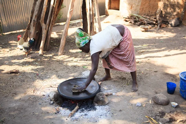 Ari Tribo Mulher Cozinhando Injera Fogo Aberto Jinka Vale Rio — Fotografia de Stock