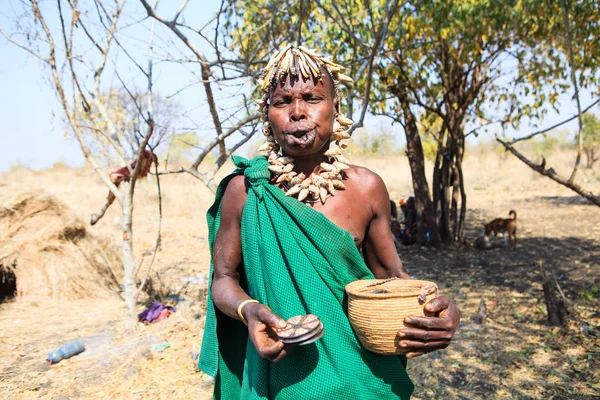 埃塞俄比亚奥莫谷 2018年1月 穆尔西妇女在埃塞俄比亚金卡附近的村庄拿出她的传统唇板后嘴唇变形 — 图库照片