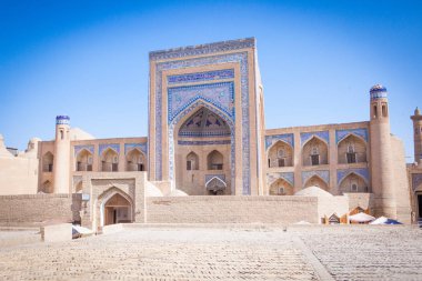 Antik Hiva şehir, BM bölge, Özbekistan, Orta Asya'nın iç avlu. İç kapıları ve minare ile geleneksel süsler süslü