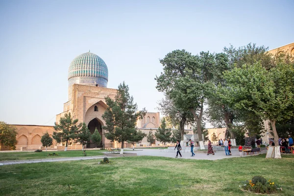 Semerkand, Özbekistan - Ekim, 2017. Bibi-geçerek caminin bir köşesinde şaşırtıcı günbatımı sırasında