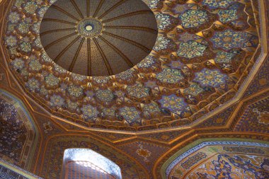 Semerkand, Özbekistan, Ekim, 2016. Karmaşık fraktal benzeri kubbe tavan arasında eski camilerinden Registan medrese.