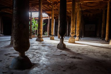 Hiva, BM bölge, Özbekistan iç Juma (Cuma) Camii. Büyük eski ahşap sütunlarla oymalar ve gizemli ışık