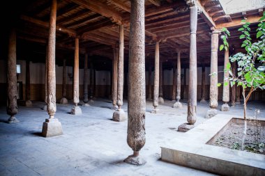 Hiva, BM bölge, Özbekistan iç Juma (Cuma) Camii. Büyük eski ahşap sütunlarla oymalar ve gizemli ışık