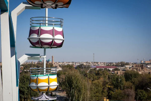 Buhara Şehir Parkı, Özbekistan, eski gözlem dönme dolap. Şehir ve gondollar görüntüleyin