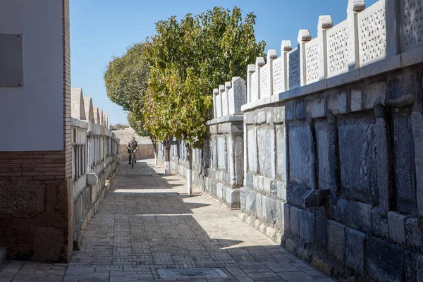 Chor Bekir, kutsal bir Müslüman kompleks, mezarlığı labirent