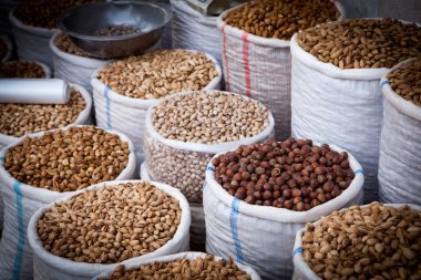 Büyük çanta ile fındık ve tahıl Semerkant Market. Seçici odak