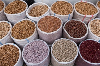 Büyük çanta ile fındık ve tahıl Semerkant Market. Seçici odak