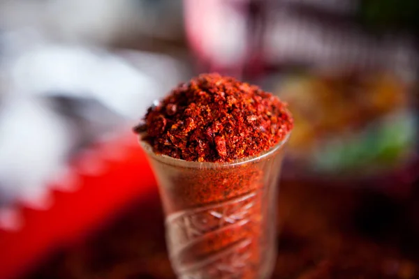 Samarkand ana Market (bazaar küçük bir plastik bardak kırmızı biber)