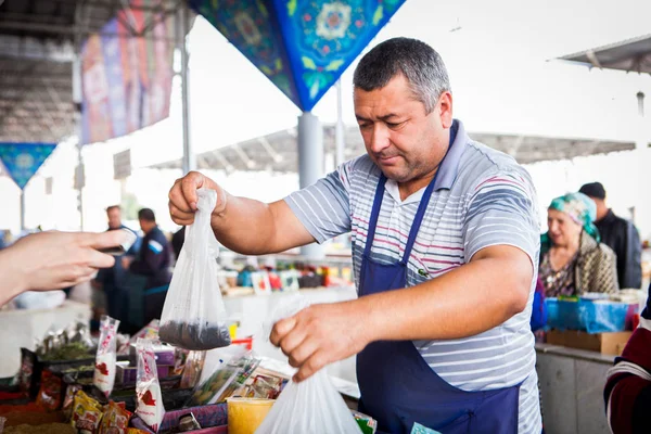 Semerkand Özbekistan Ekim 2016 Baharat Ambalaj Satıcı Sadece Bir Müşteri — Stok fotoğraf