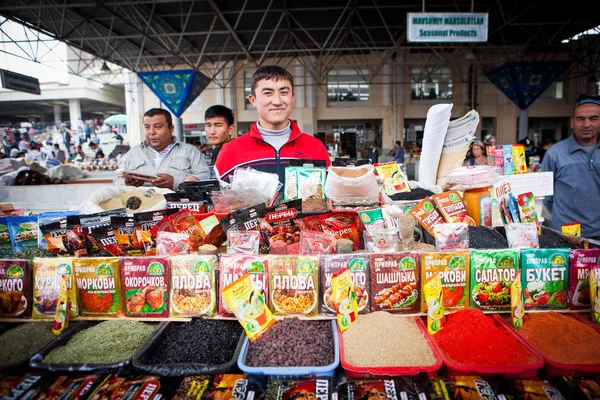 Semerkand, Özbekistan, Ekim, 2016: bir kameraya gülümseyen şehrin ana Market (bazaar) Paketli baharat satan genç adam
