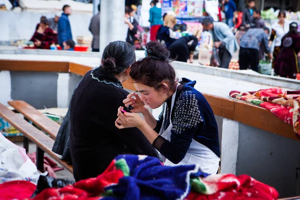 Semerkand Özbekistan Ekim 2016 Satıcı Kız Yerel Büyük Pazarda Geleneksel — Stok fotoğraf