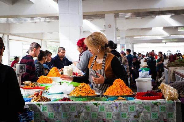Semerkand, Özbekistan, Ekim, 2017: şehrin ana Market (bazaar turşusu havuç satıyor kadın)